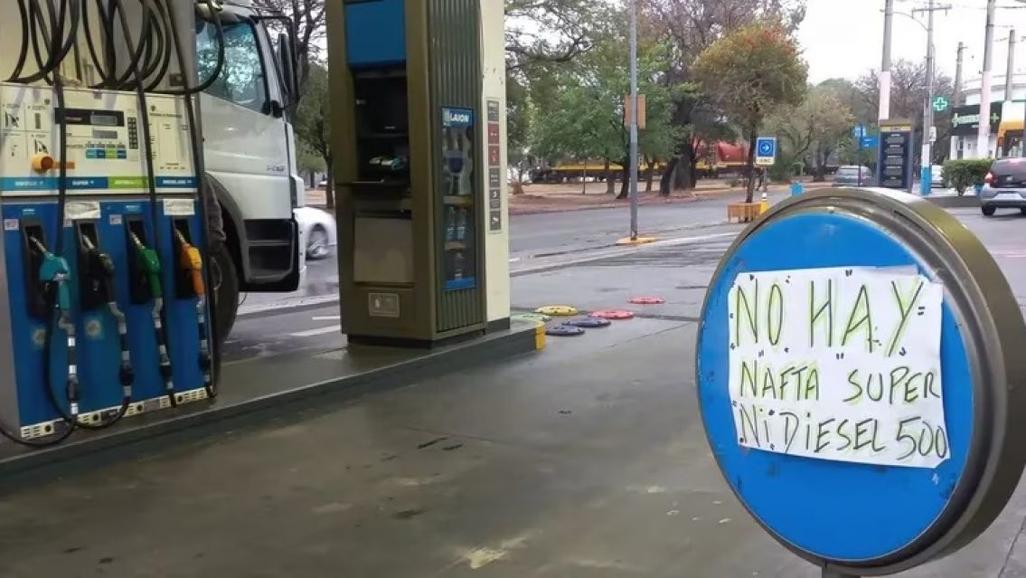 Los vivos de siempre ofrecen nafta redes sociales y hay que pagar una fortuna