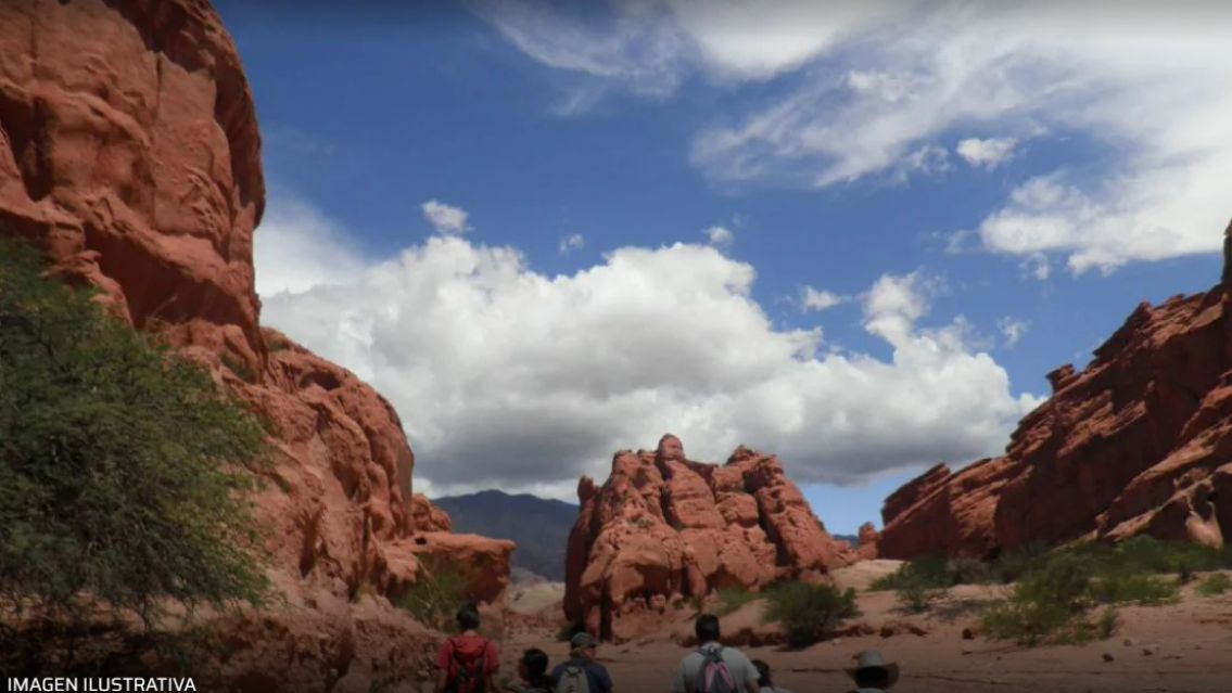 Un turista franc�s le dio a una pi�a a una mujer en medio de una excursi�n