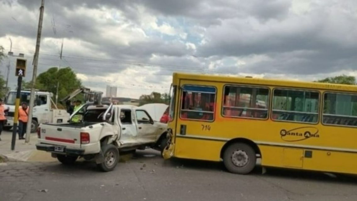 Tres personas resultaron heridas por un siniestro vial ocurrido en pleno centro capitalino