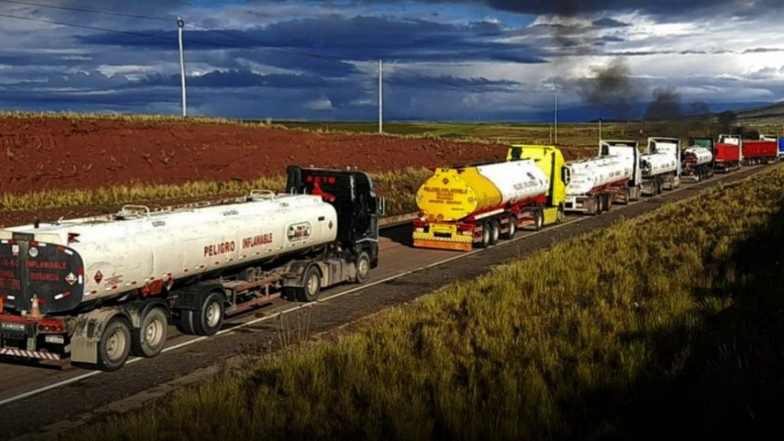 Como en Argentina sobra: denuncian que decenas de camiones con combustibles pasan a Bolivia