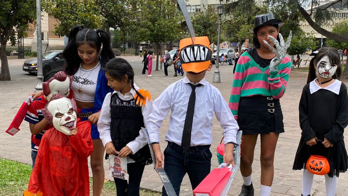 Miles de jujeñitos festejan Halloween: las calles están repletas