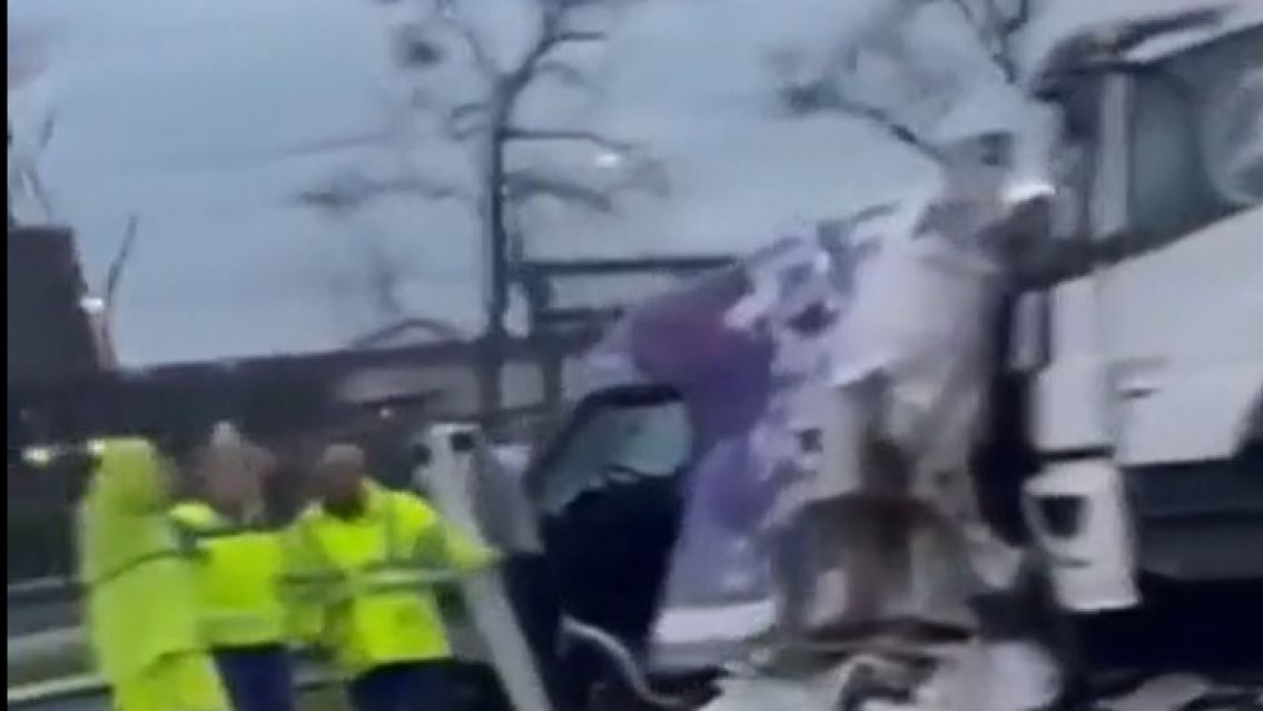 Un hombre estacion� su camioneta en la banquina, se baj� y lo atropell� un cami�n