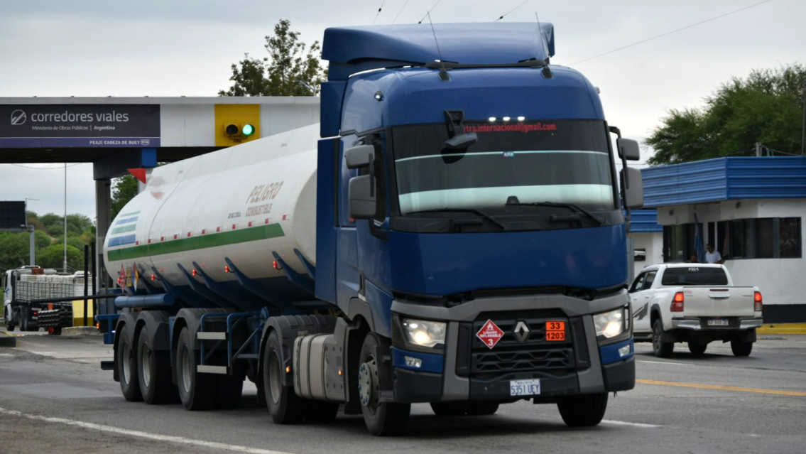 En plena crisis: porqué camiones bolivianos se pasean con combustible por la frontera