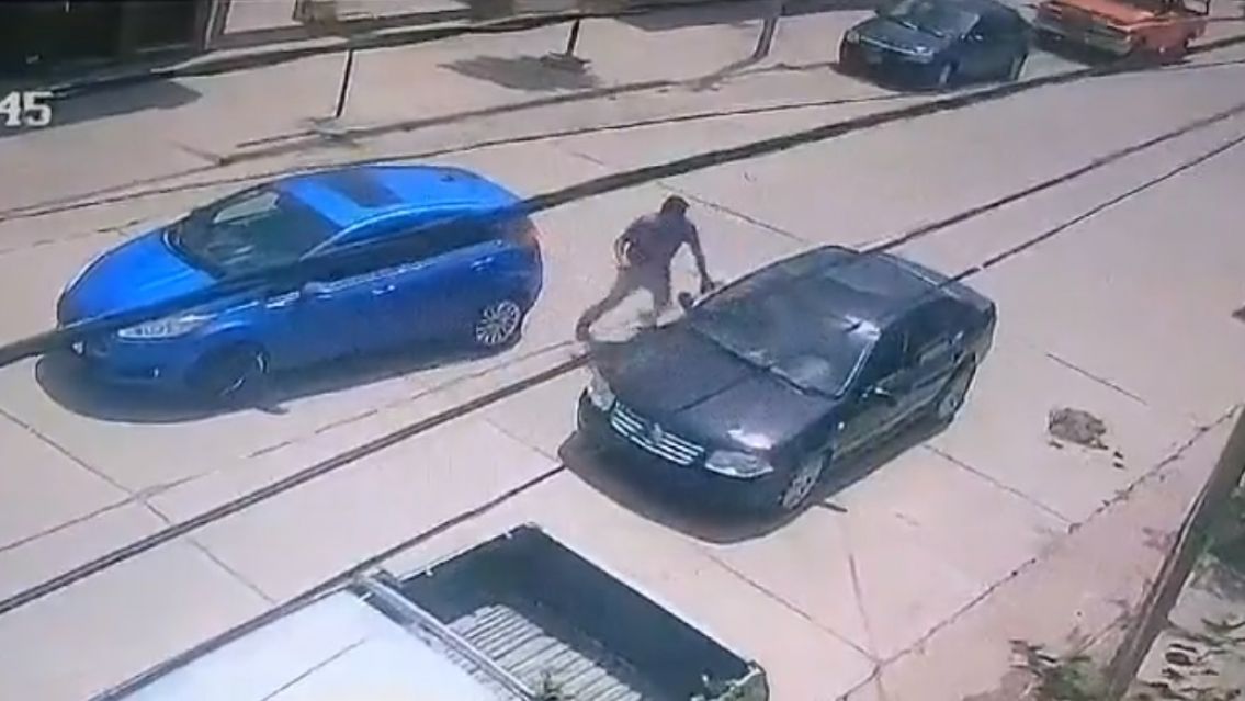 Detuvieron al polic�a que golpe� brutalmente a una juje�a en la calle