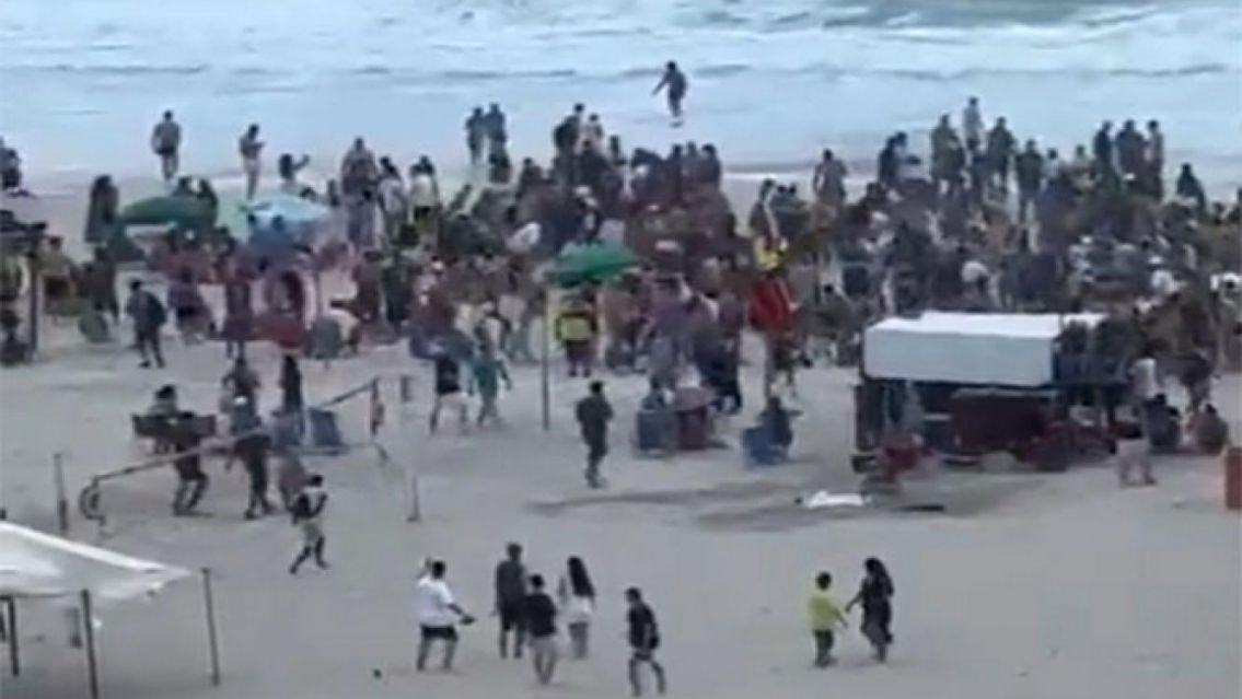 Hinchas de Boca fueron atacados en la Playa de Copacabana por barras de Fluminense