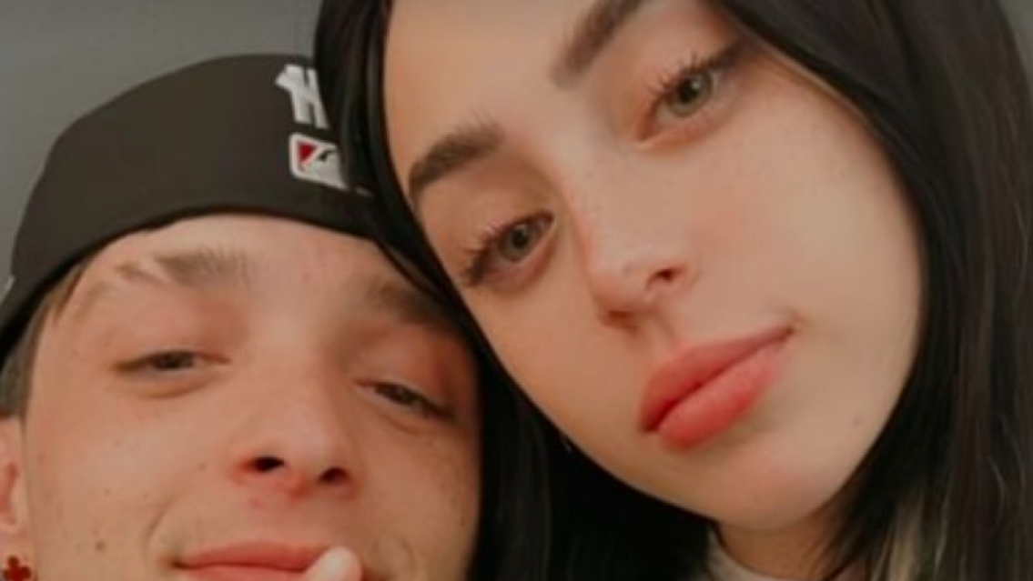 ¿Acoso? Peso Pluma quiso besar a Nicki Nicole en pleno concierto y ella lo corrió