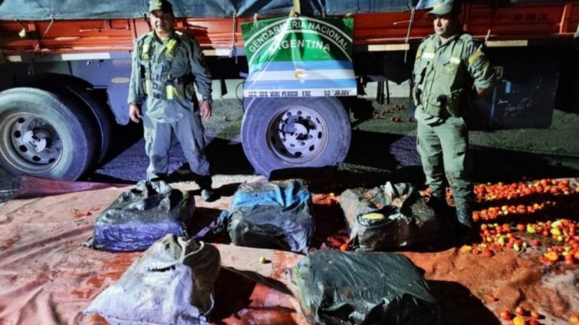 Jujuy: llevaba 92 kilos de marihuana escondidos en un cami�n de tomates