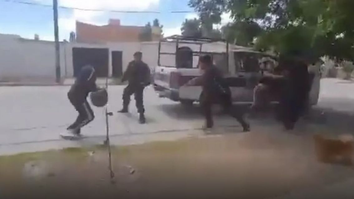 [HAY VIDEO] Vecinos se fueron al humo contra un patrullero y un polic�a les apunt� en la cara