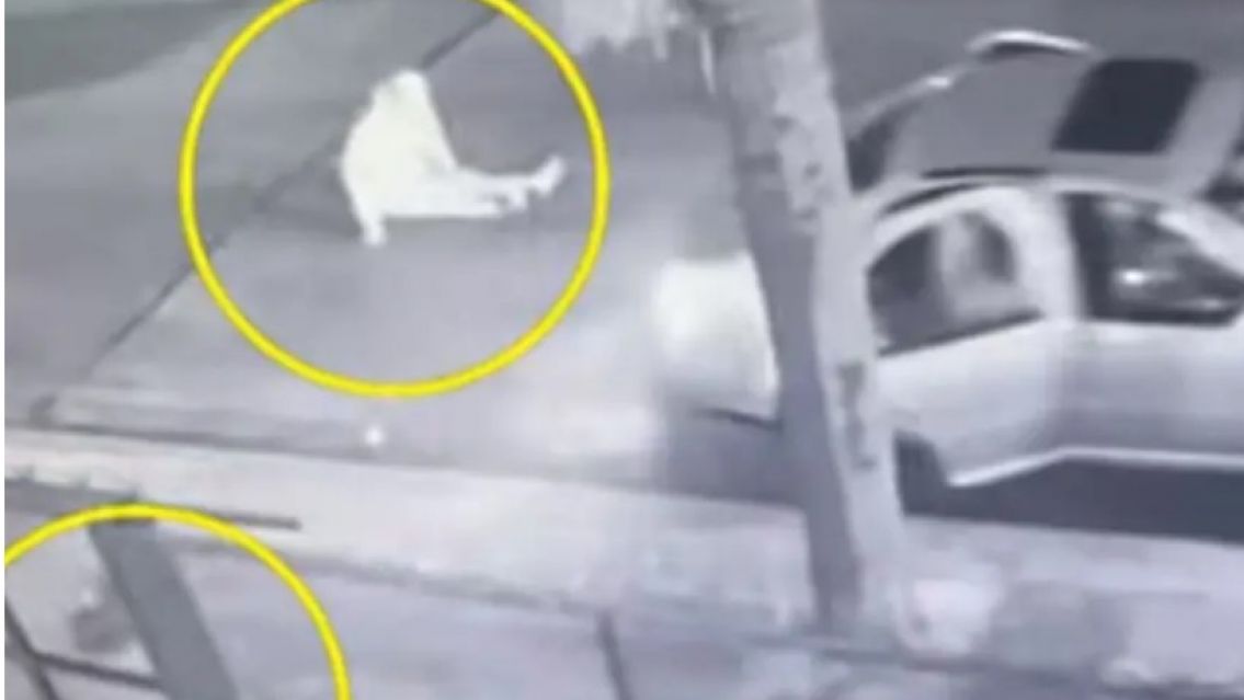 Video: le robaron el auto donde ten�a su silla de ruedas y lo dejaron sentado en la calle