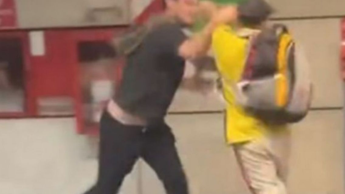 Un hincha de Boca y otro de River se agarraron a las trompadas en el subte