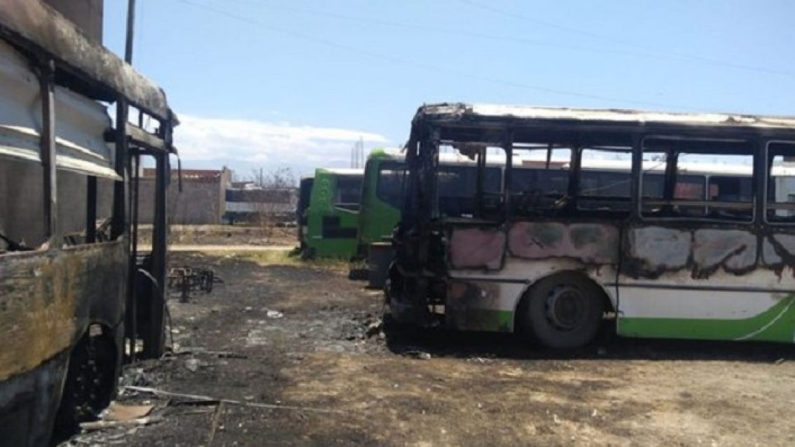 Incendio en Jujuy: las llamas consumieron varios colectivos en un taller