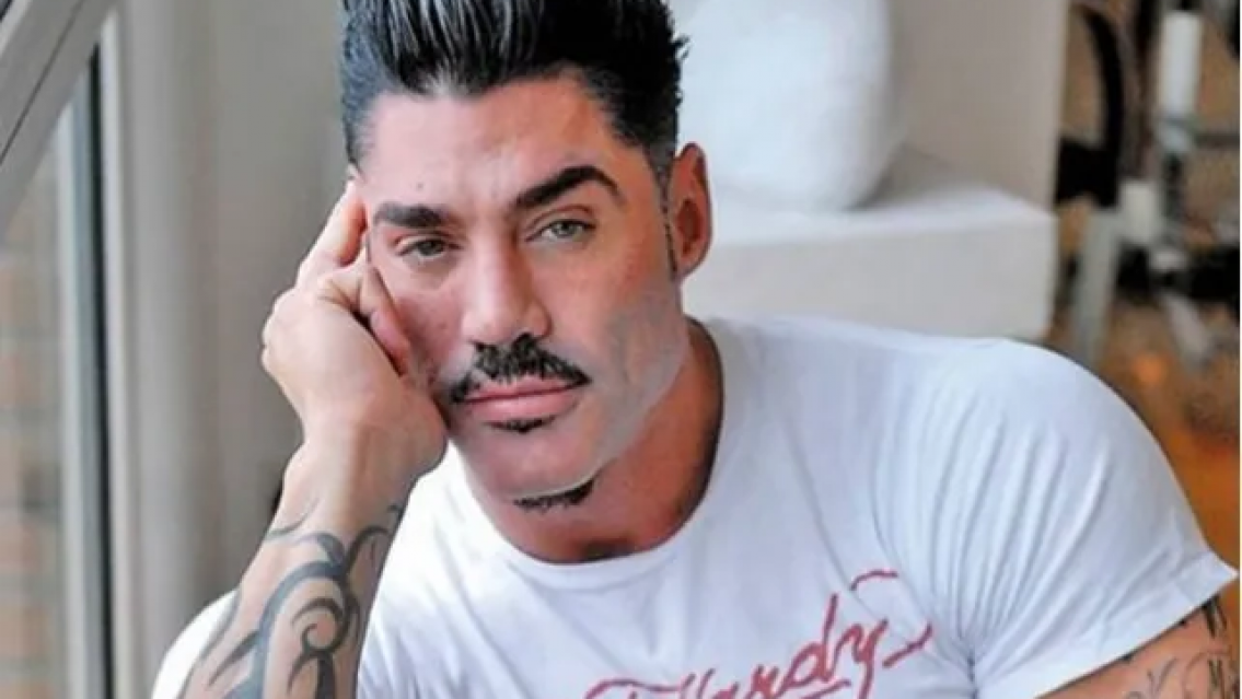 Filtran una foto de la tumba de Ricardo Fort y un detalle de la lápida llamó la atención