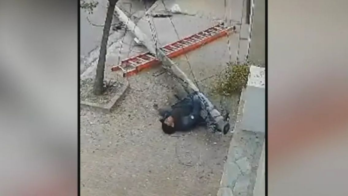 Lo aplastó un poste de luz mientras trabajaba y se salvó: "Pensé que no la iba a contar"
