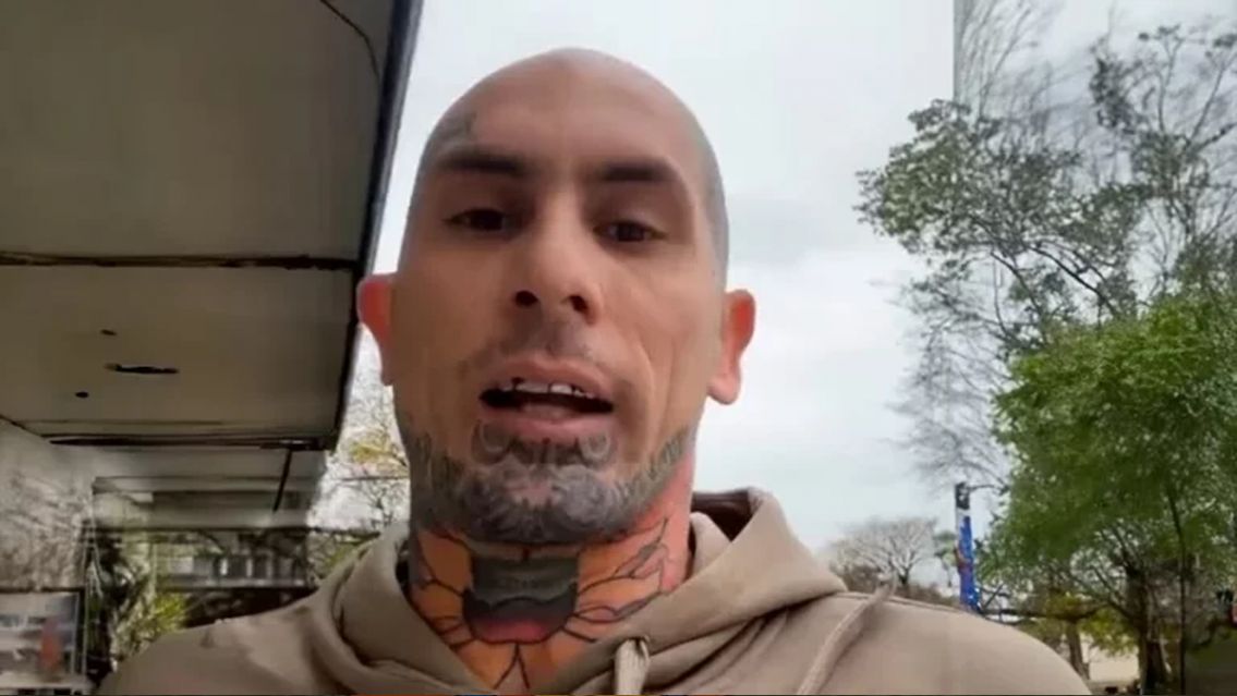 El increíble gesto de Emanuel Noir de Ke personaje con un artista callejero