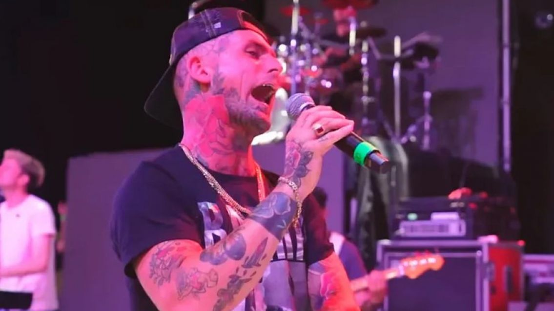 El conmovedor gesto del cantante de Ke Personajes con un músico callejero