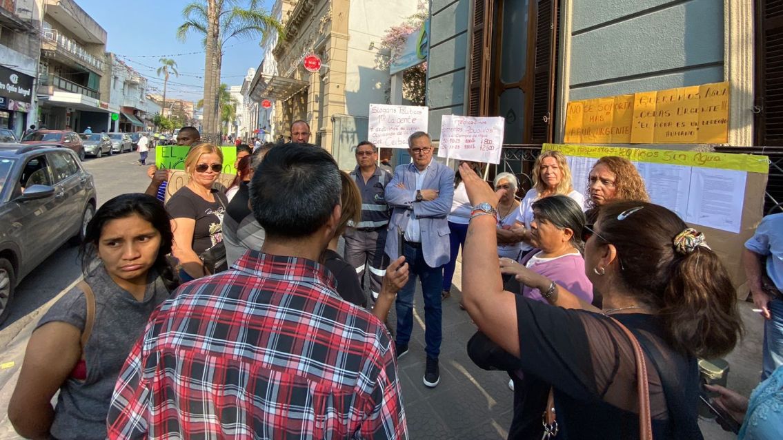 Jujeños se encadenaron en Agua Potable: por agua y contra el tarifazo