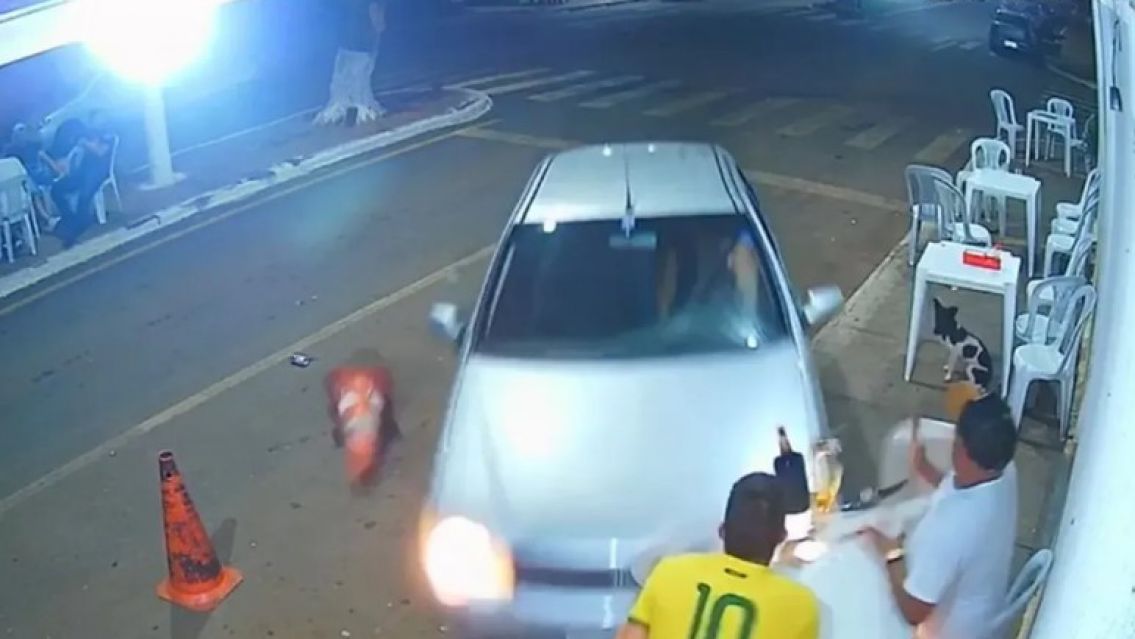 Descubrió que su novio había salido con amigos y lo atropelló