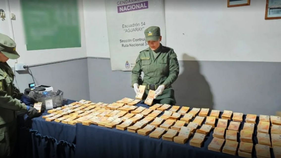 Se paseaba por la calle con todos estos billetes: eran $192 millones