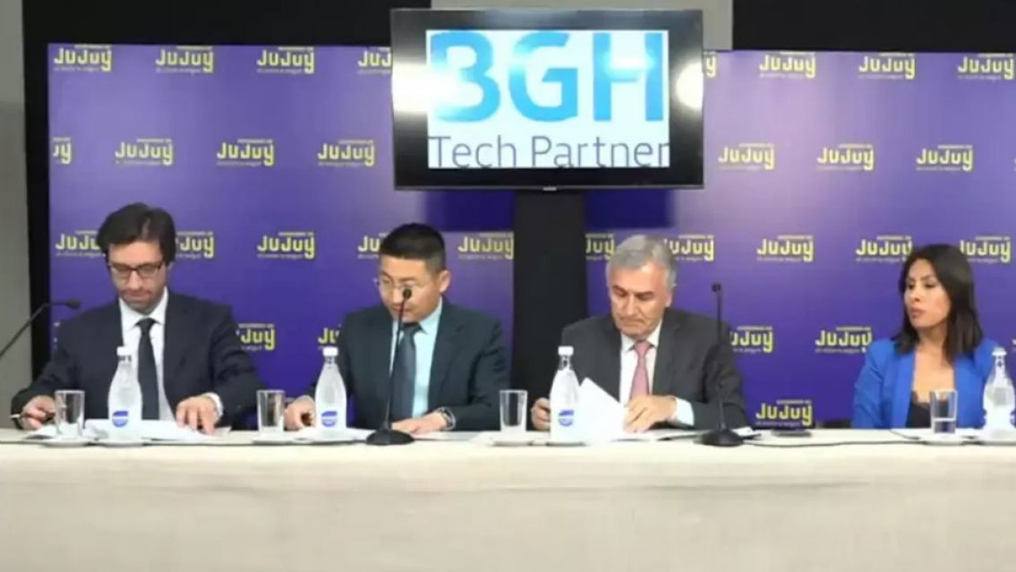 Morales firmó el contrato para el inicio del tendido de 2000 kilómetros de fibra óptica para escuelas de Jujuy