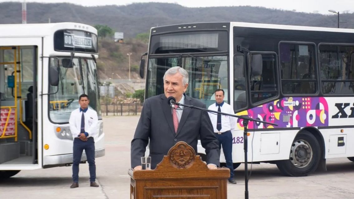 Morales present� el primer colectivo el�ctrico con bater�as juje�as