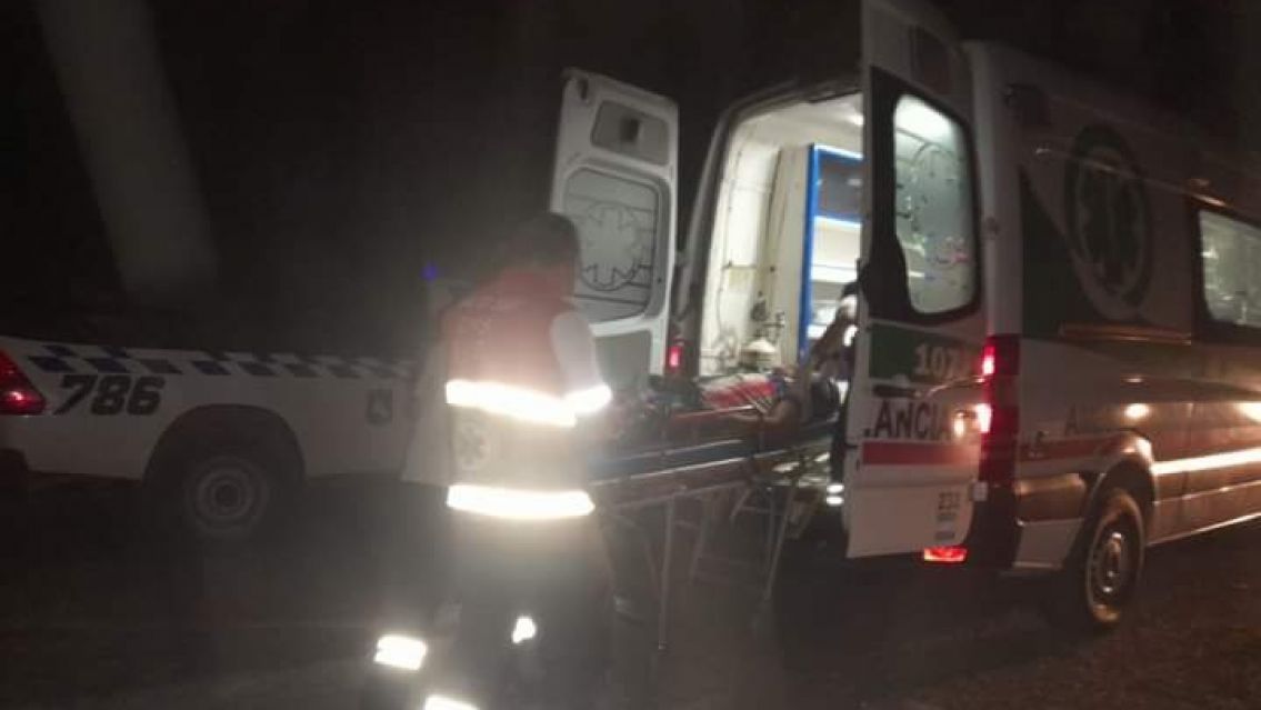 Juje�os agarraron un chorro en pleno acto y lo mandaron al hospital a pi�as