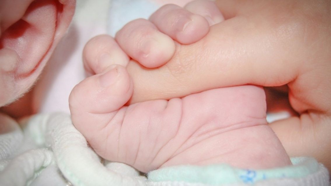 Bebito de un año recibió una pedrada en barrio Suipacha: Lo internaron de urgencia