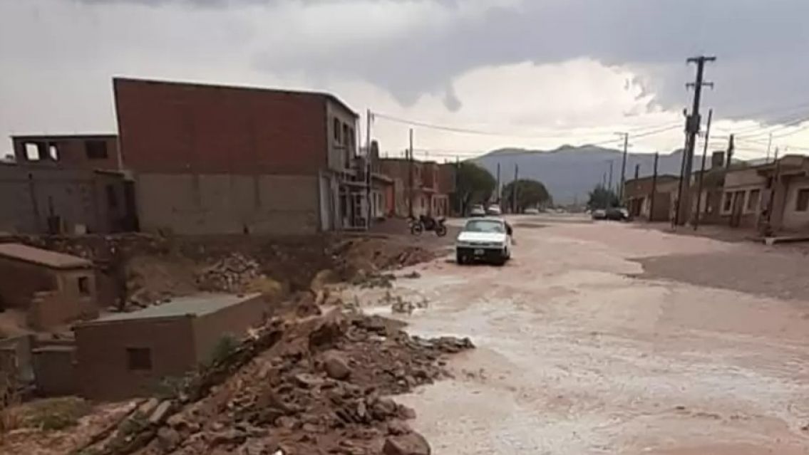 El temporal en La Quebrada tir� postes de luz: Cientos de juje�os quedaron a oscuras