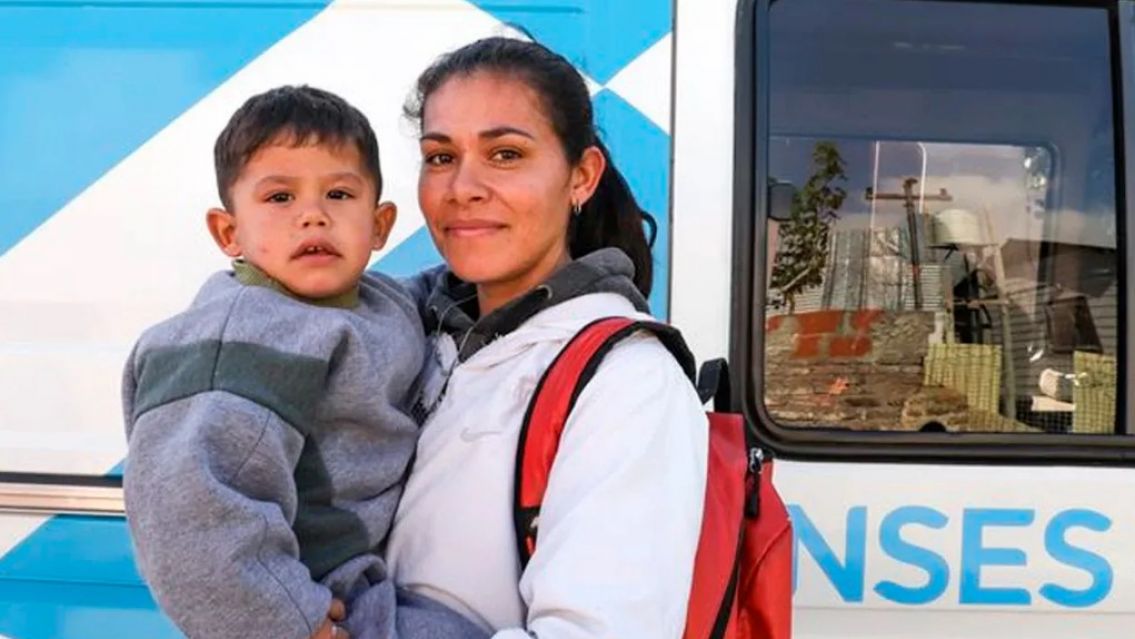 Aumenta la AUH: a cuánto llega la mensualidad en diciembre y quiénes pueden cobrarla