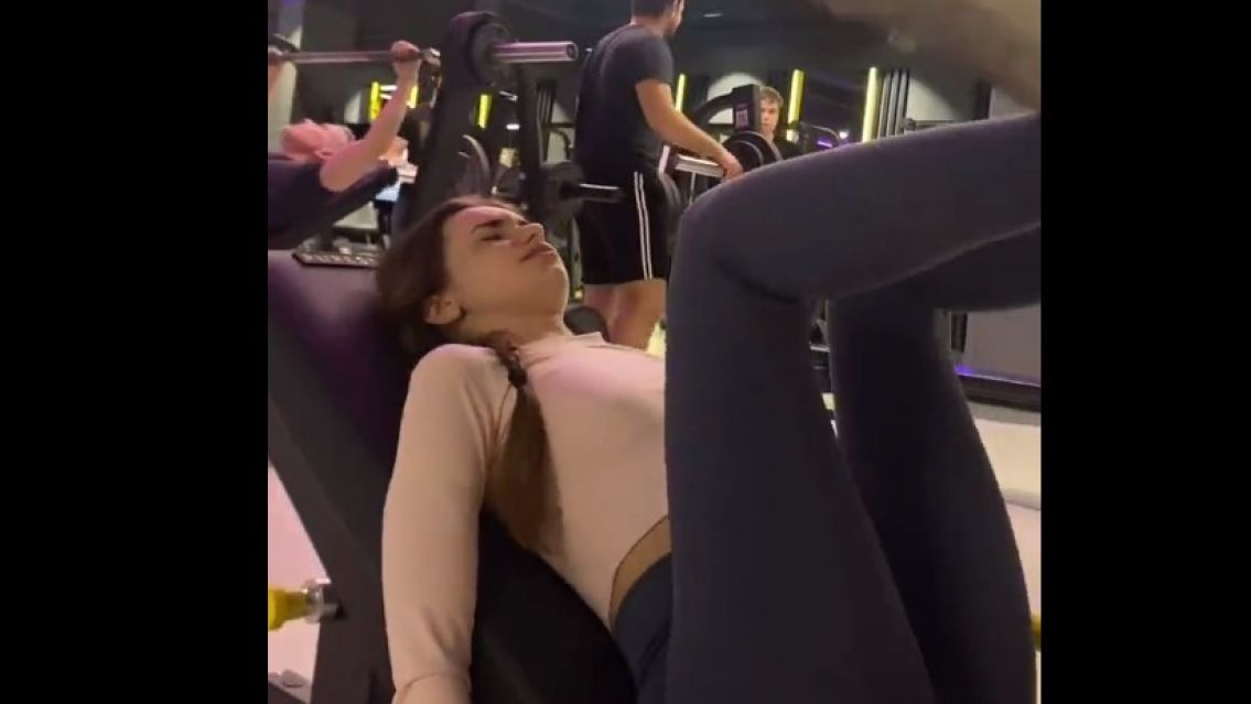 Una mujer se puso a gemir en un gimnasio para ver cómo reaccionaban los hombres