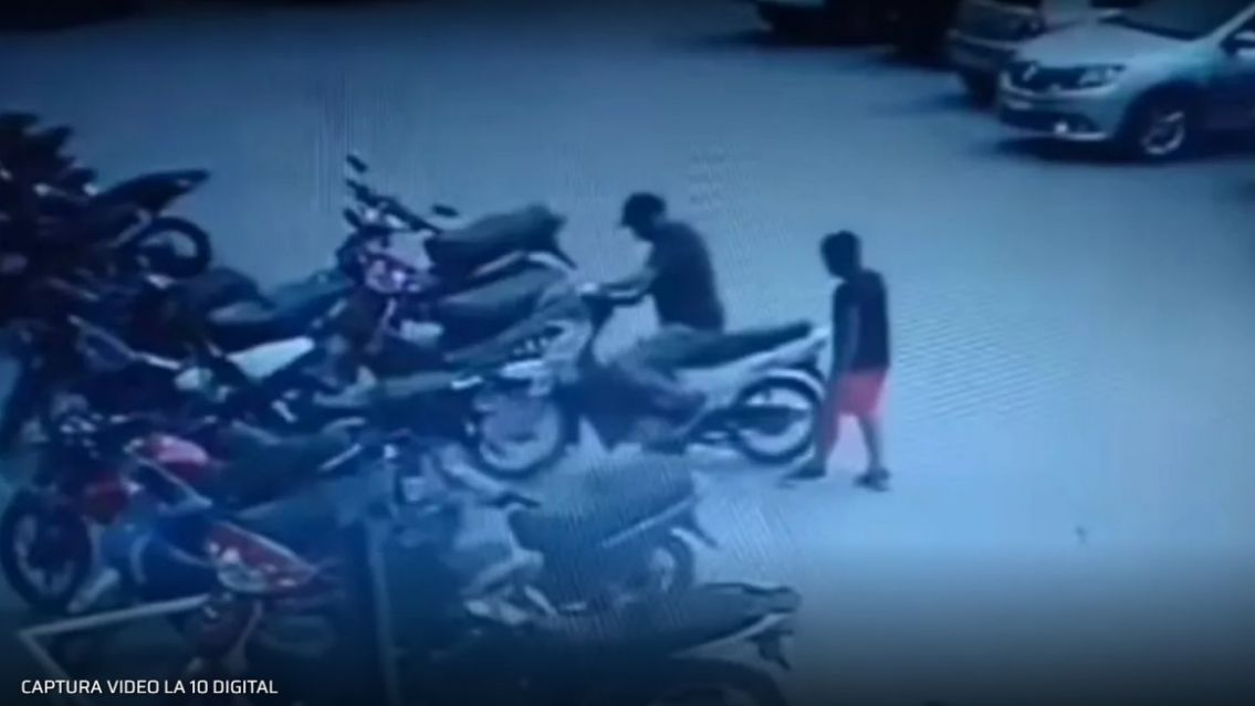Afan� una moto en el estacionamiento del s�per y lo escracharon: estaba con un nene