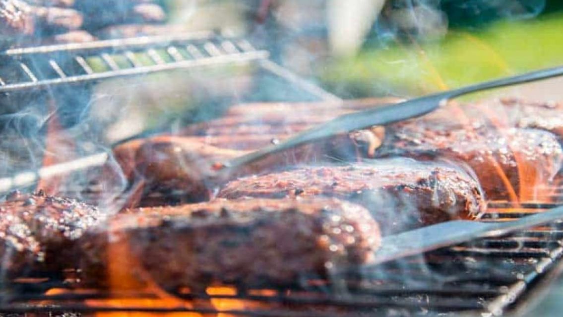 Asado: pocos saben estos cuatro secretos para evitar que la carne se seque en la parrilla