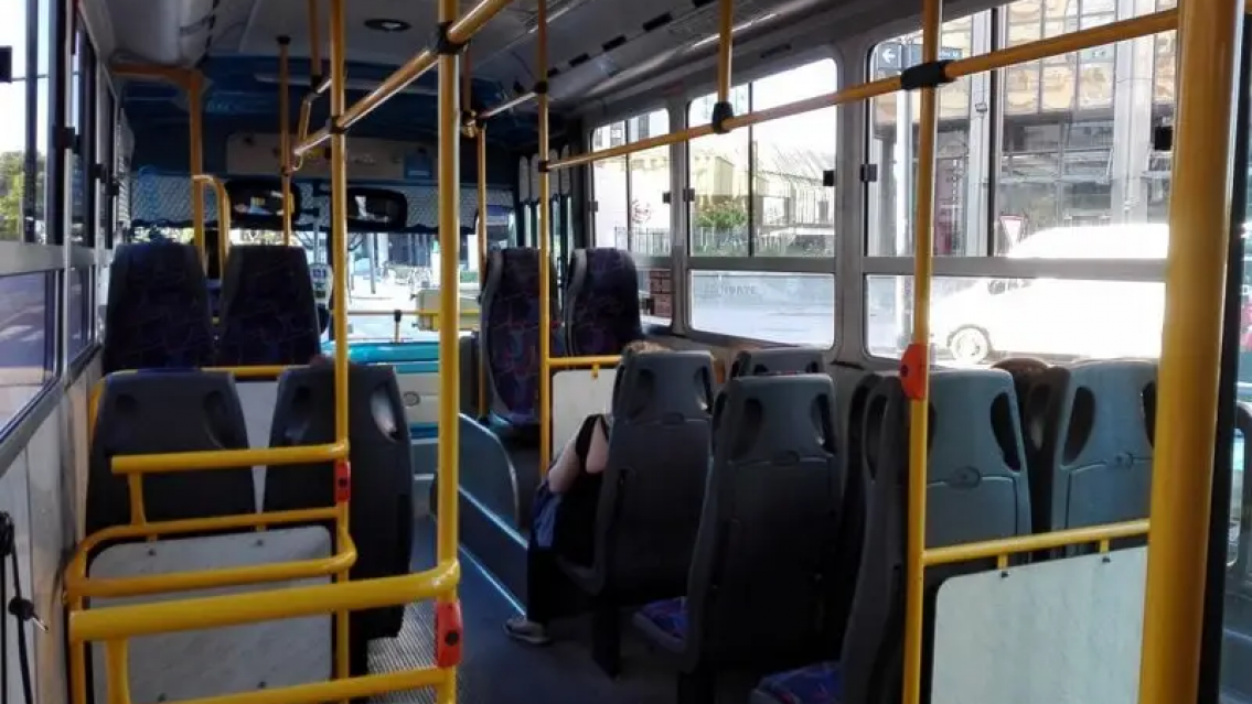 Cortaron con un cuchillo a un colectivero, quisieron robarle todo