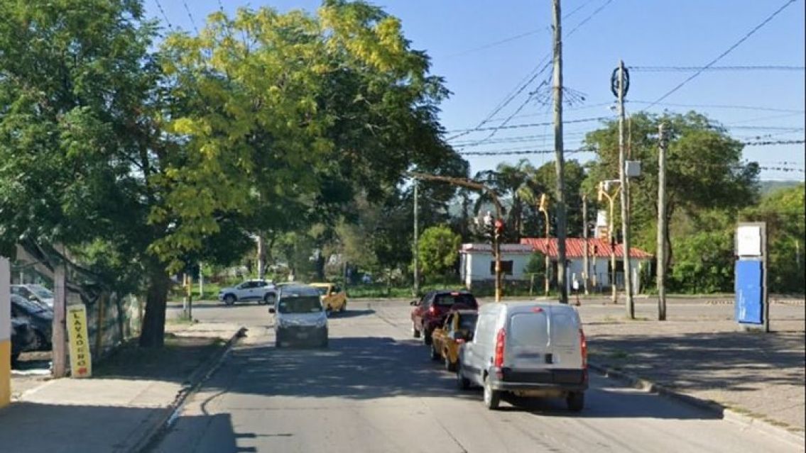 Juje�o machado cruz� un sem�foro en rojo y choc�: una mujer fue hospitalizada