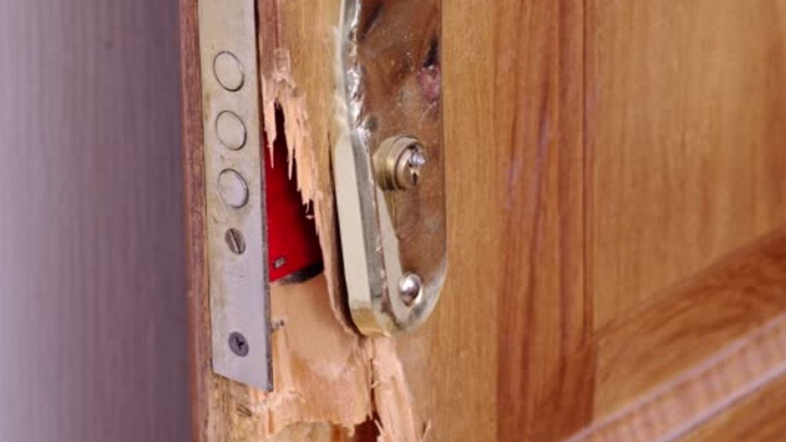 Ingresó a la casa de su ex golpeando todo y le hizo algo espantoso: "no se puede creer"