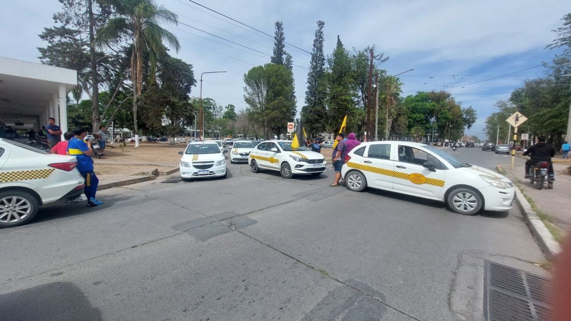 Taxistas cortaron calles en Palpal� para exigir el aumento de la tarifa