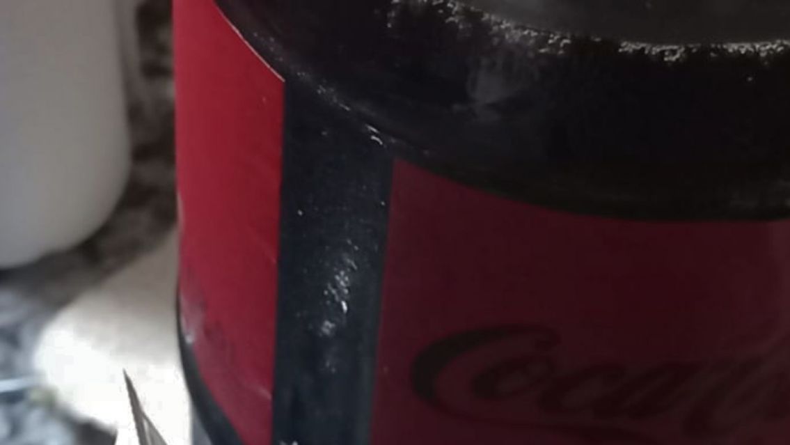Abrió una gaseosa y encontró una desagradable sorpresa adentro: "Asco"