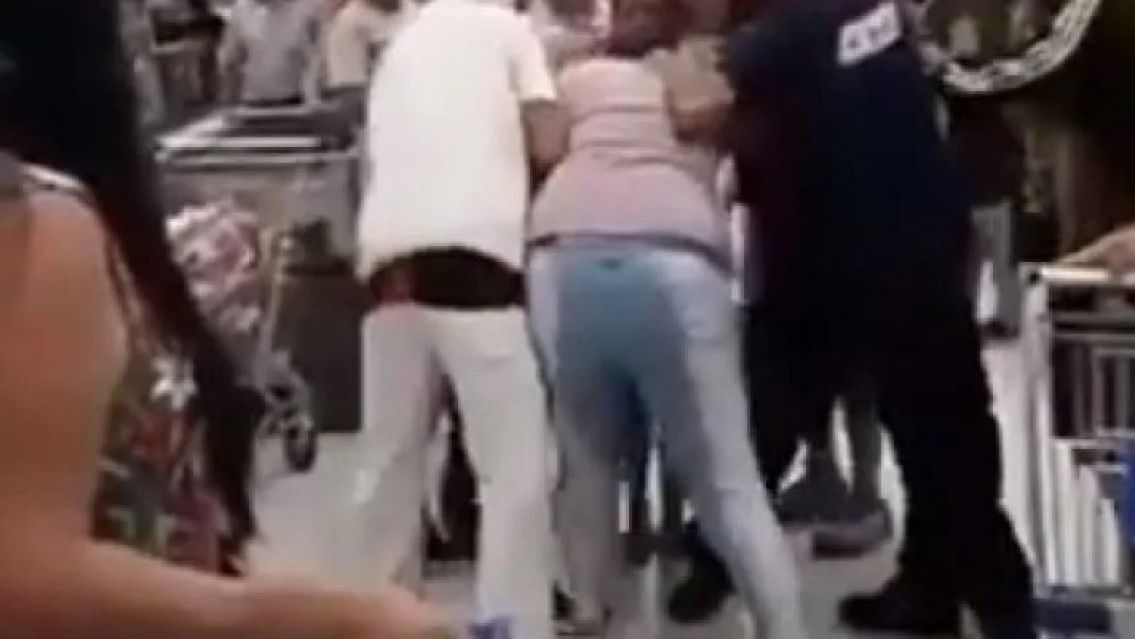 Hicieron un escándalo en el súper y terminaron en cana: descubrieron algo terrible