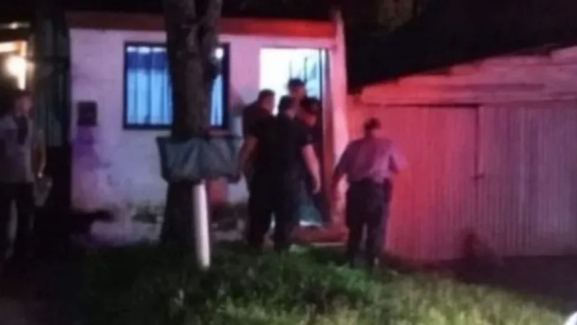 Encontraron a dos nenes muertos, a su mamá acuchillada y la principal hipótesis es escalofriante