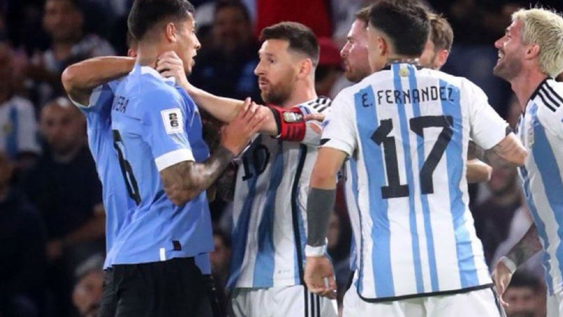 Messi estalló de bronca contra un jugador Uruguayo: "Tienen que..."