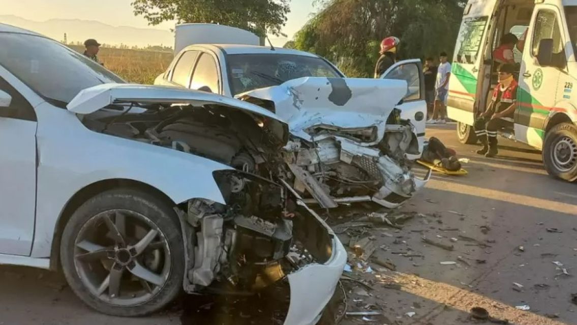 Dos autos chocaron de frente y 6 personas fueron trasladadas al hospital de Perico