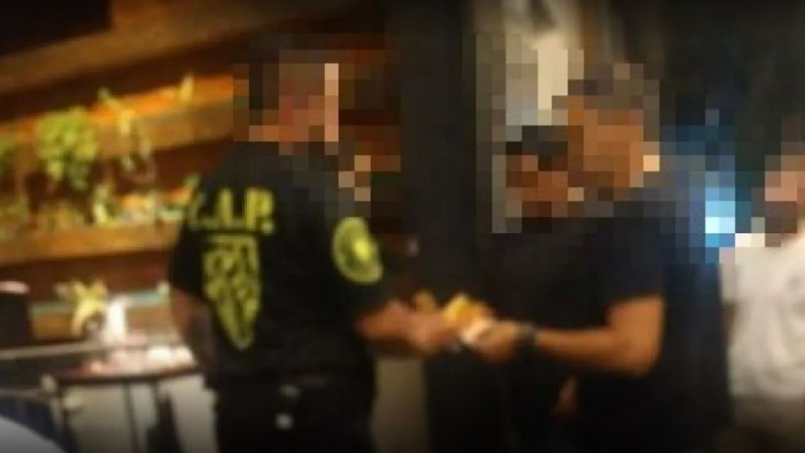 Denuncia que no lo dejaron entrar a famoso bar: "Por mi forma de ser"