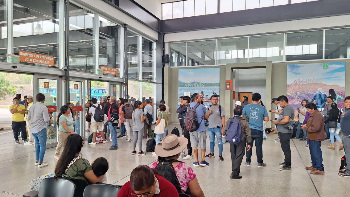 Filas, demoras y colados: Bronca en la terminal de San Salvador