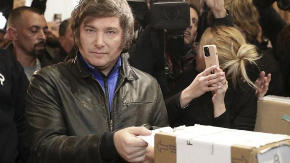 Votó Milei y los medios de comunicación debieron esperar fuera de la UTN