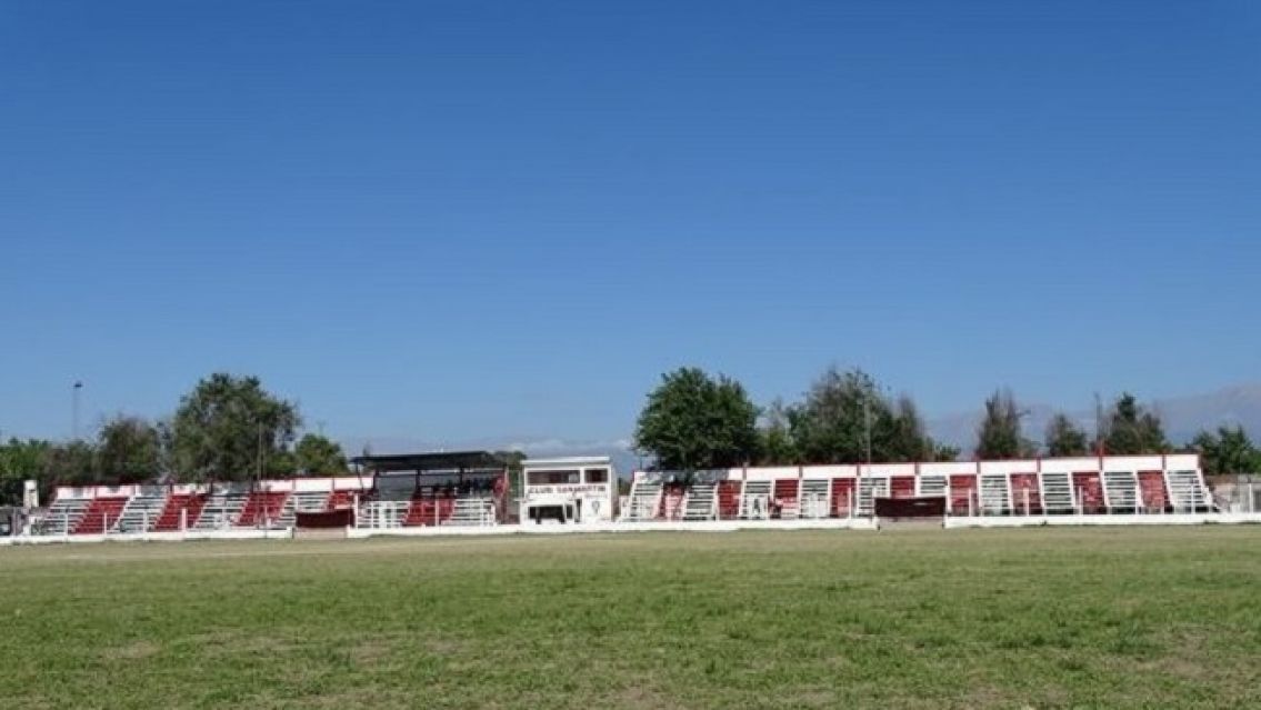 Dolor: un adolescente se desplomó y falleció en una cancha mientras jugaba al futbol