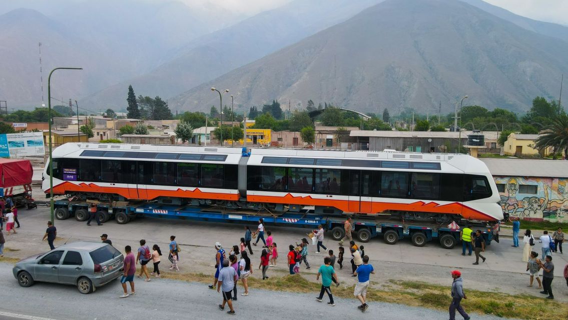 El tren solar llegó a Volcán: fue recibido por cientos de jujeños