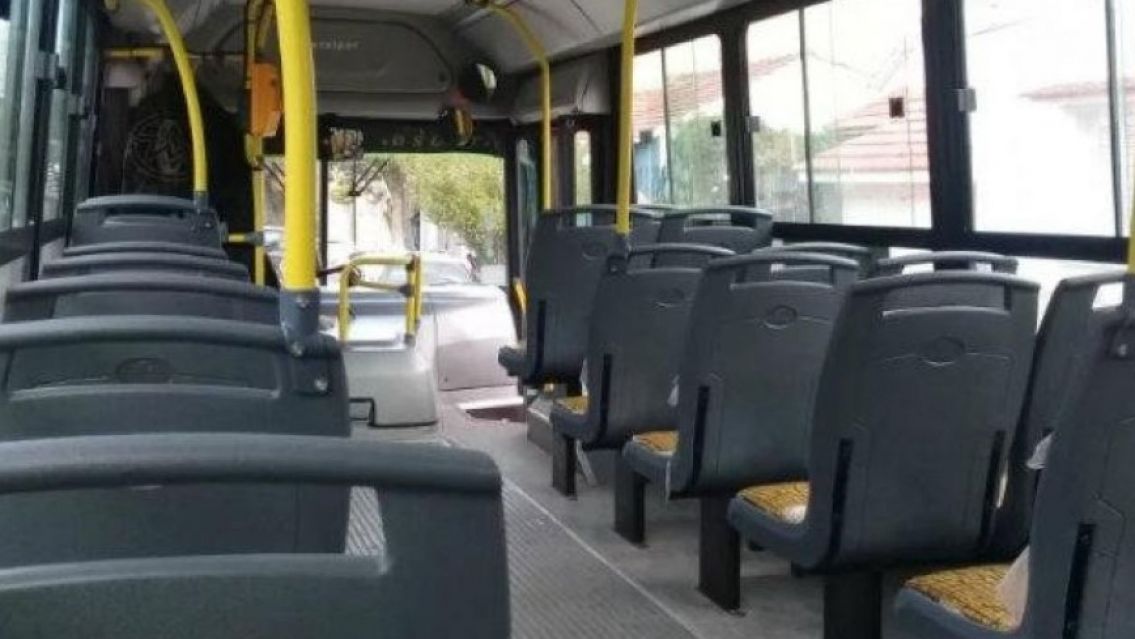 Indignados por una parejita "alzamendi": casi hacen una peli en el bondi