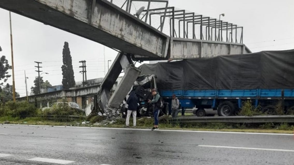 Terrible choque en la ruta 9: el conductor qued� atrapado