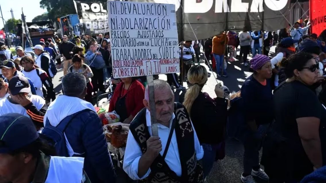 Organizaciones sociales votaron un plan de lucha contra el ajuste de Milei