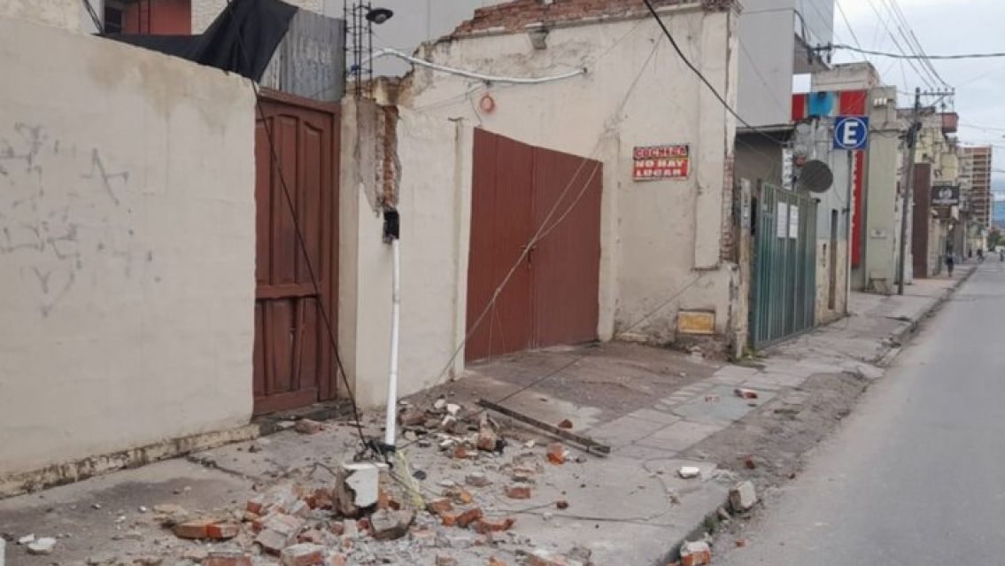 Un colectivo se llev� puestos los cables de una cochera y produjo graves destrozos