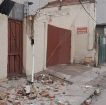 Un colectivo se llev&oacute; puestos los cables de una cochera y produjo graves destrozos